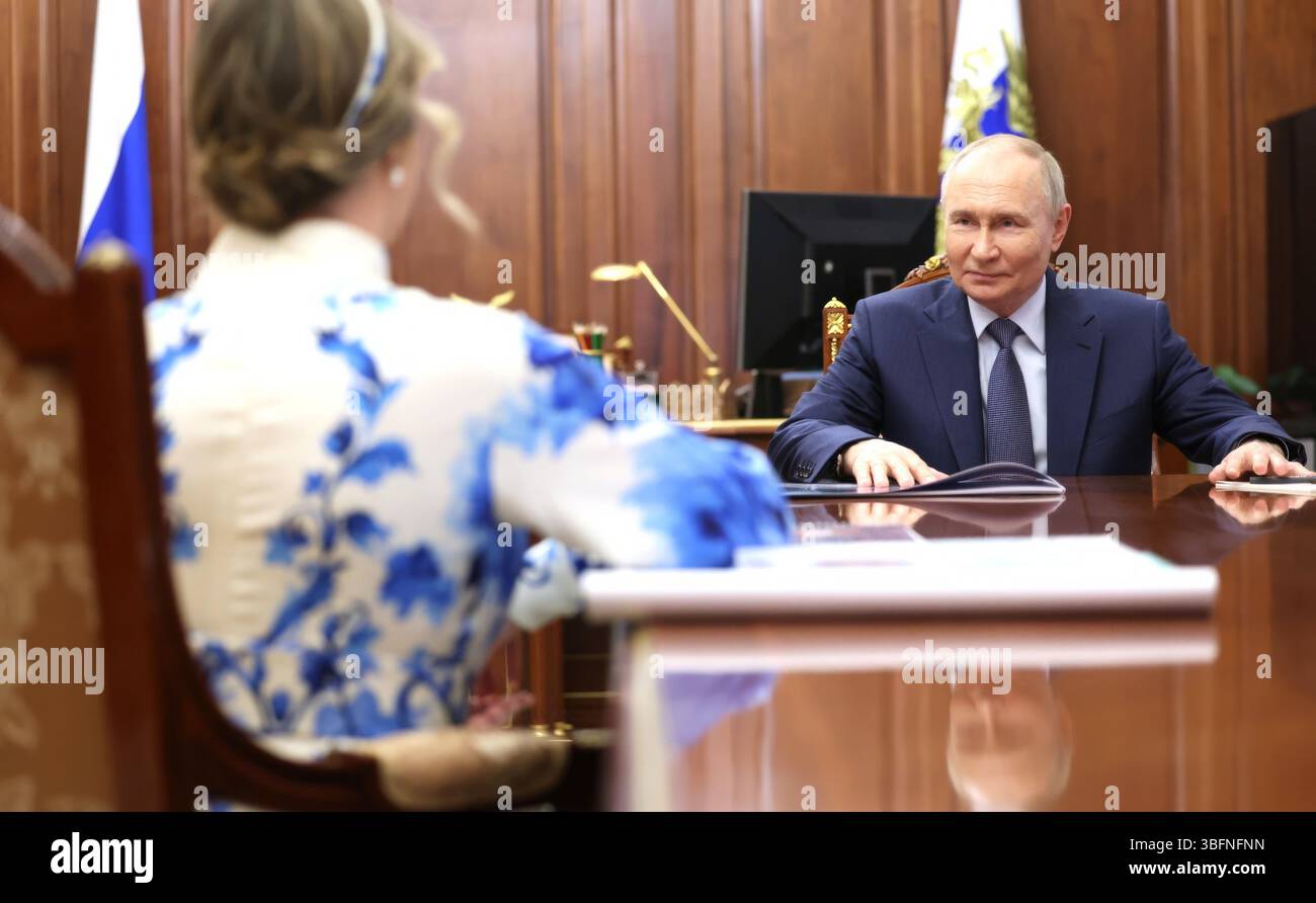 Moscou, Russie. 02 juin 2025. Le président russe Vladimir Poutine, écoute la commissaire présidentielle aux droits de l'enfant Maria Lvova-Belova, lors d'une réunion en face à face au Kremlin, le 2 juin 2025 à Moscou, en Russie. Crédit : Gavriil Grigorov/Kremlin Pool/Alamy Live News Banque D'Images
