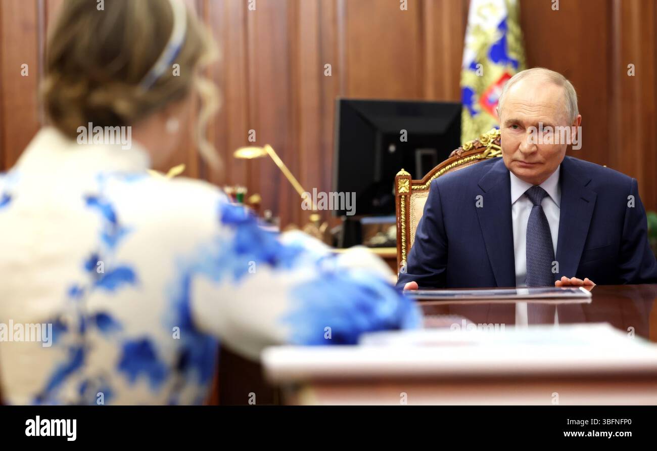 Moscou, Russie. 02 juin 2025. Le président russe Vladimir Poutine, écoute la commissaire présidentielle aux droits de l'enfant Maria Lvova-Belova, lors d'une réunion en face à face au Kremlin, le 2 juin 2025 à Moscou, en Russie. Crédit : Gavriil Grigorov/Kremlin Pool/Alamy Live News Banque D'Images