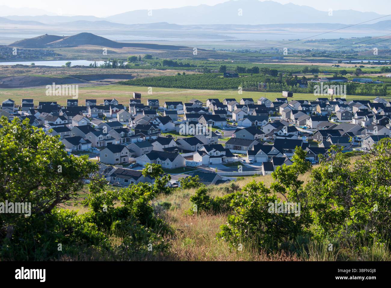 Santaquin, Utah – 2 juin 2025 : vue panoramique sur un quartier résidentiel avec un fond montagneux et une vallée ouverte sous un ciel dégagé. Banque D'Images