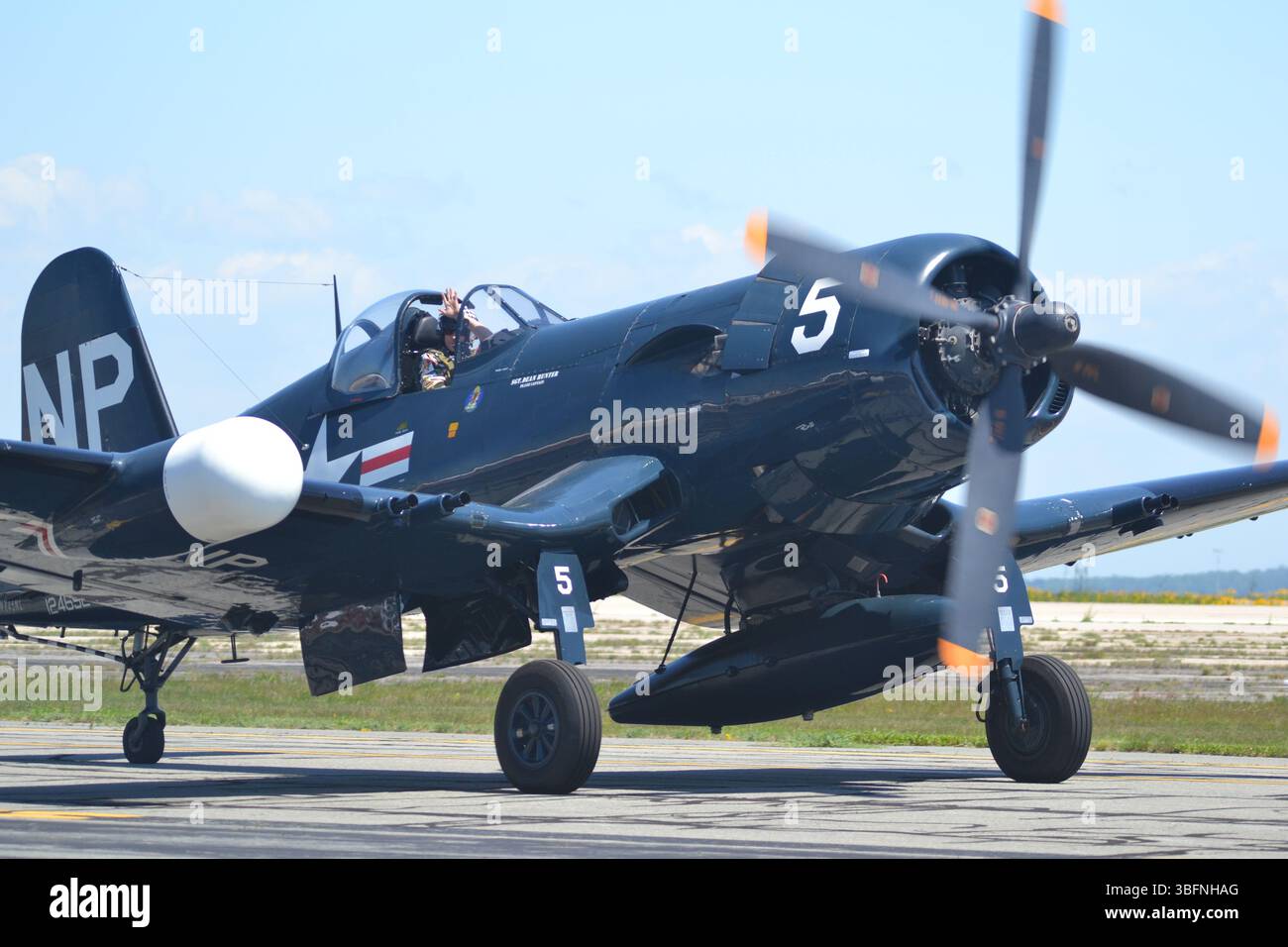Vu ici vient d'atterrir après une impressionnante exposition au Rhode Island Air Show, le F4U-5NL était un chasseur de nuit capable pendant la guerre de Corée Banque D'Images