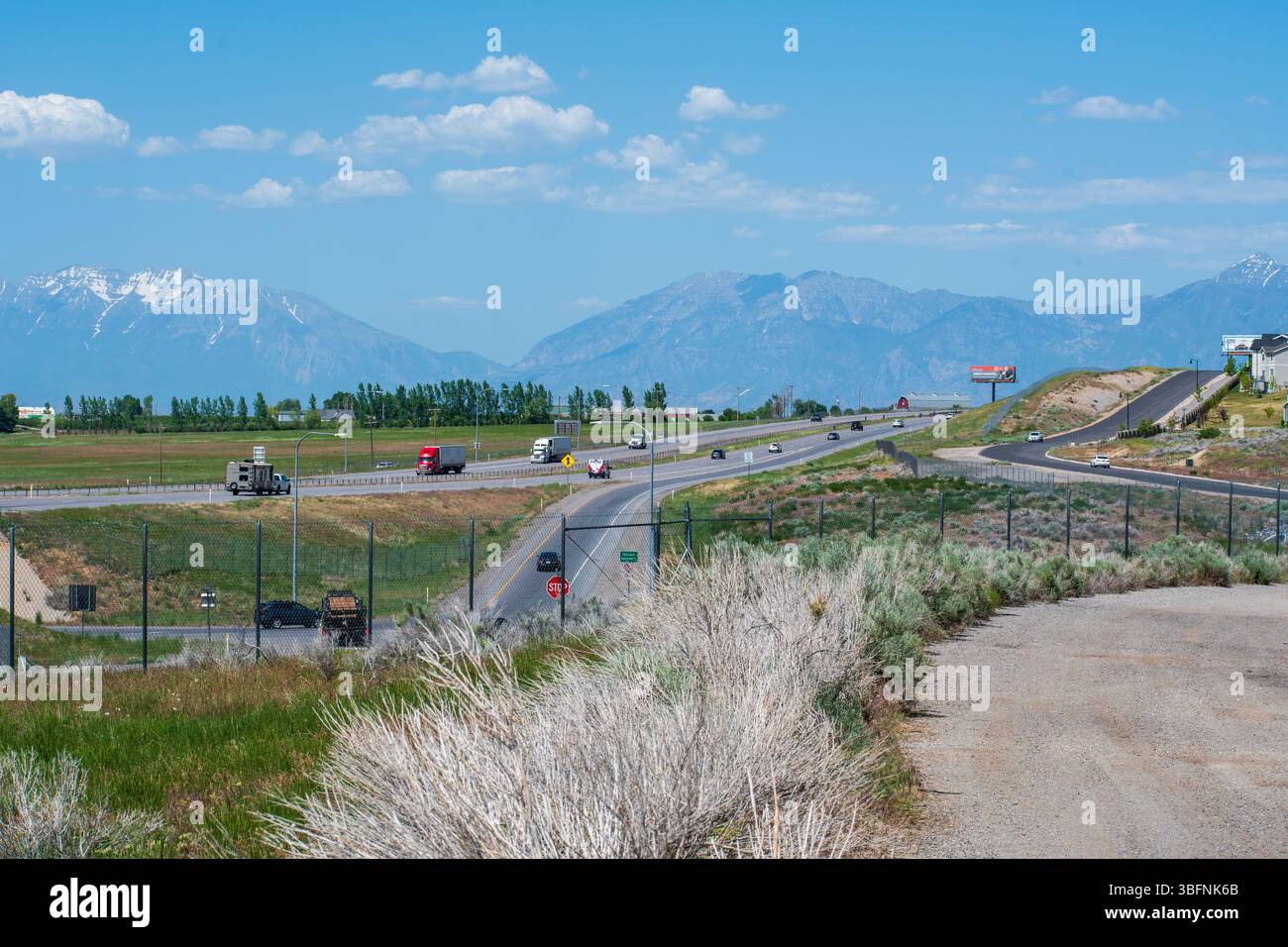 Santaquin, Utah – 2 juin 2025 : voitures et semi-camions circulent le long de l'Interstate 15 sous un ciel bleu clair à Santaquin, Utah, États-Unis. Banque D'Images
