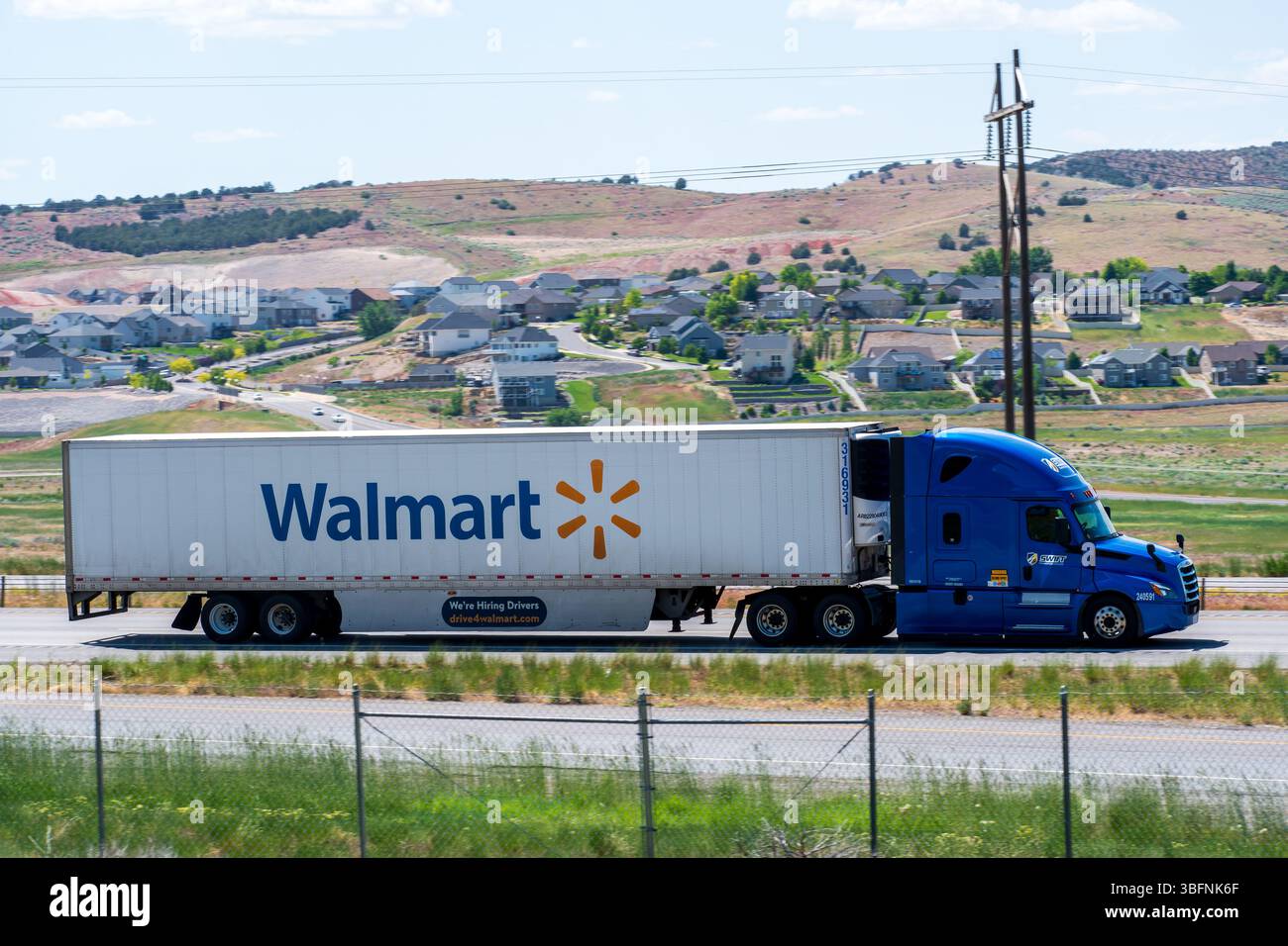 Santaquin, Utah – 1er juin 2025 : une remorque Walmart voyage vers le nord sur l'Interstate 15 à Santaquin, Utah, États-Unis. Banque D'Images