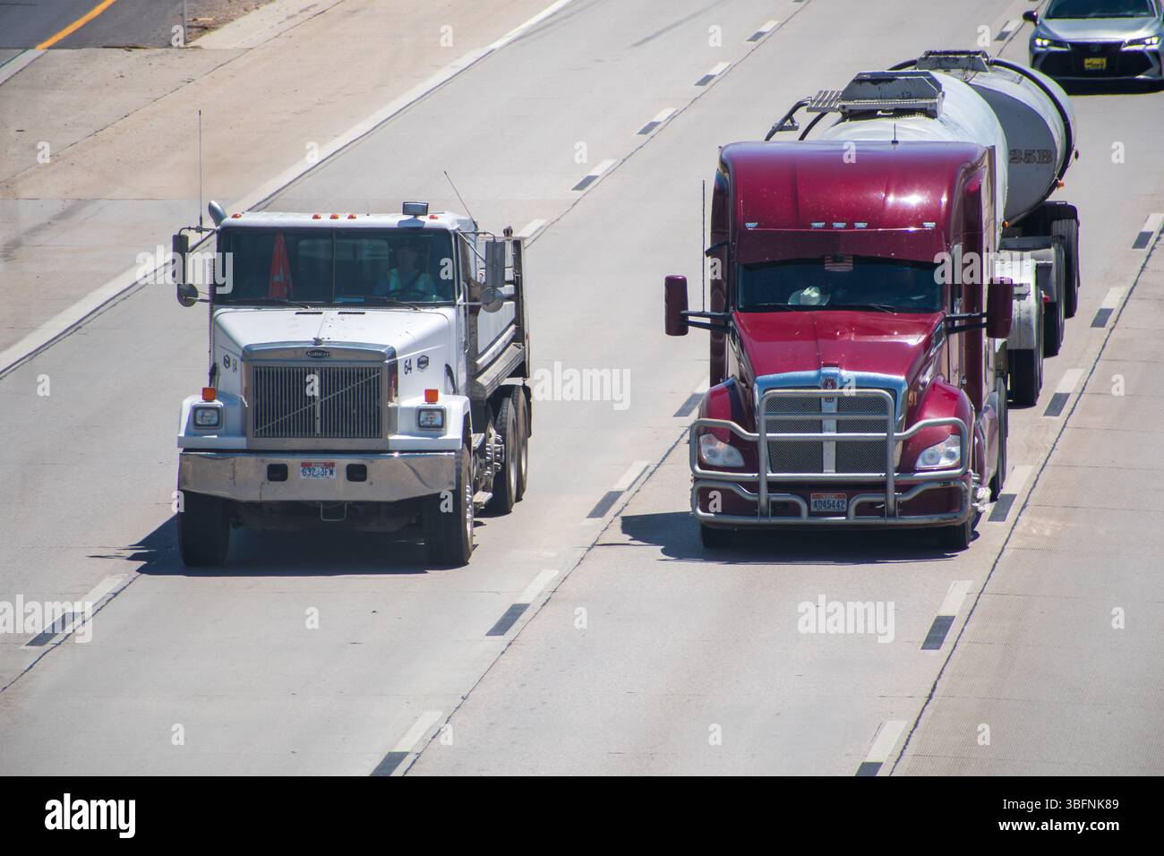 Orem, Utah – 2 juin 2025 : plusieurs véhicules circulent le long de l'Interstate 15 pendant la journée, capturés depuis une perspective élevée montrant la fluidité de la circulation. Banque D'Images