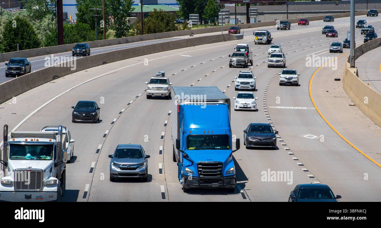 Orem, Utah – 2 juin 2025 : plusieurs véhicules circulent le long de l'Interstate 15 pendant la journée, capturés depuis une perspective élevée montrant la fluidité de la circulation. Banque D'Images