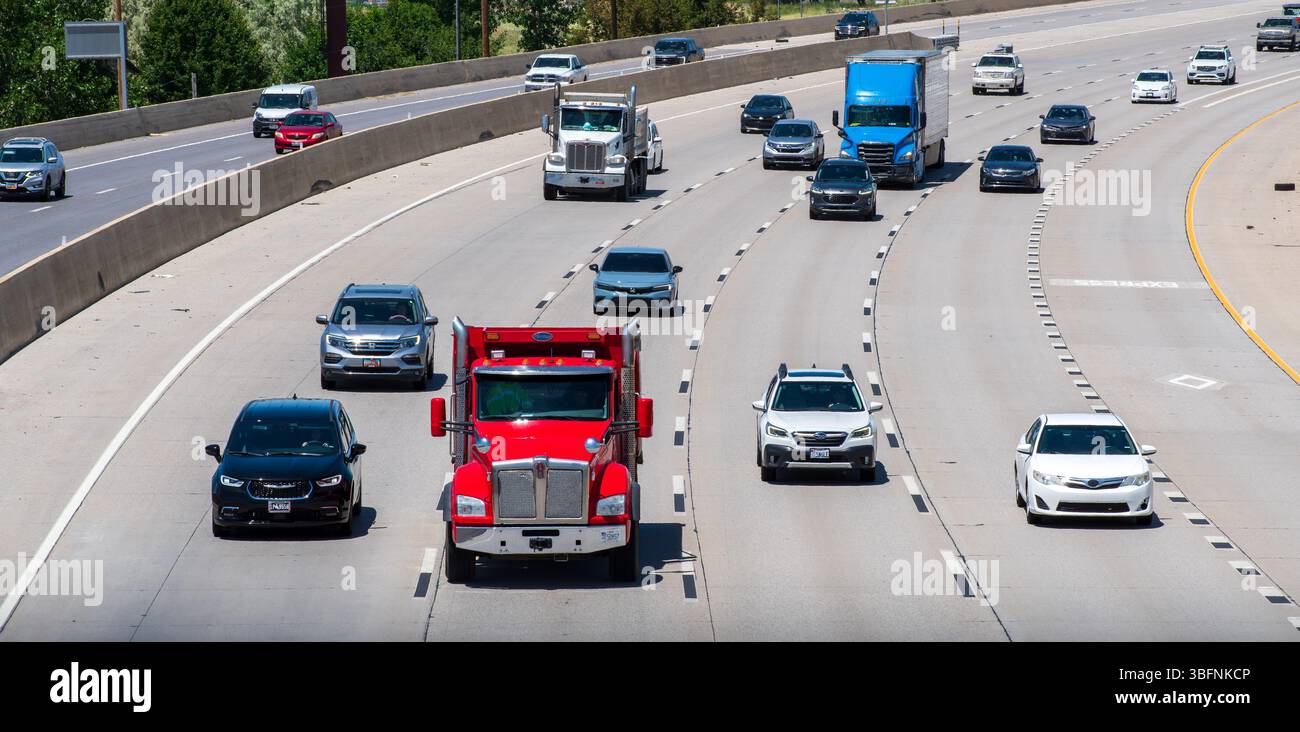 Orem, Utah – 2 juin 2025 : plusieurs véhicules circulent le long de l'Interstate 15 pendant la journée, capturés depuis une perspective élevée montrant la fluidité de la circulation. Banque D'Images