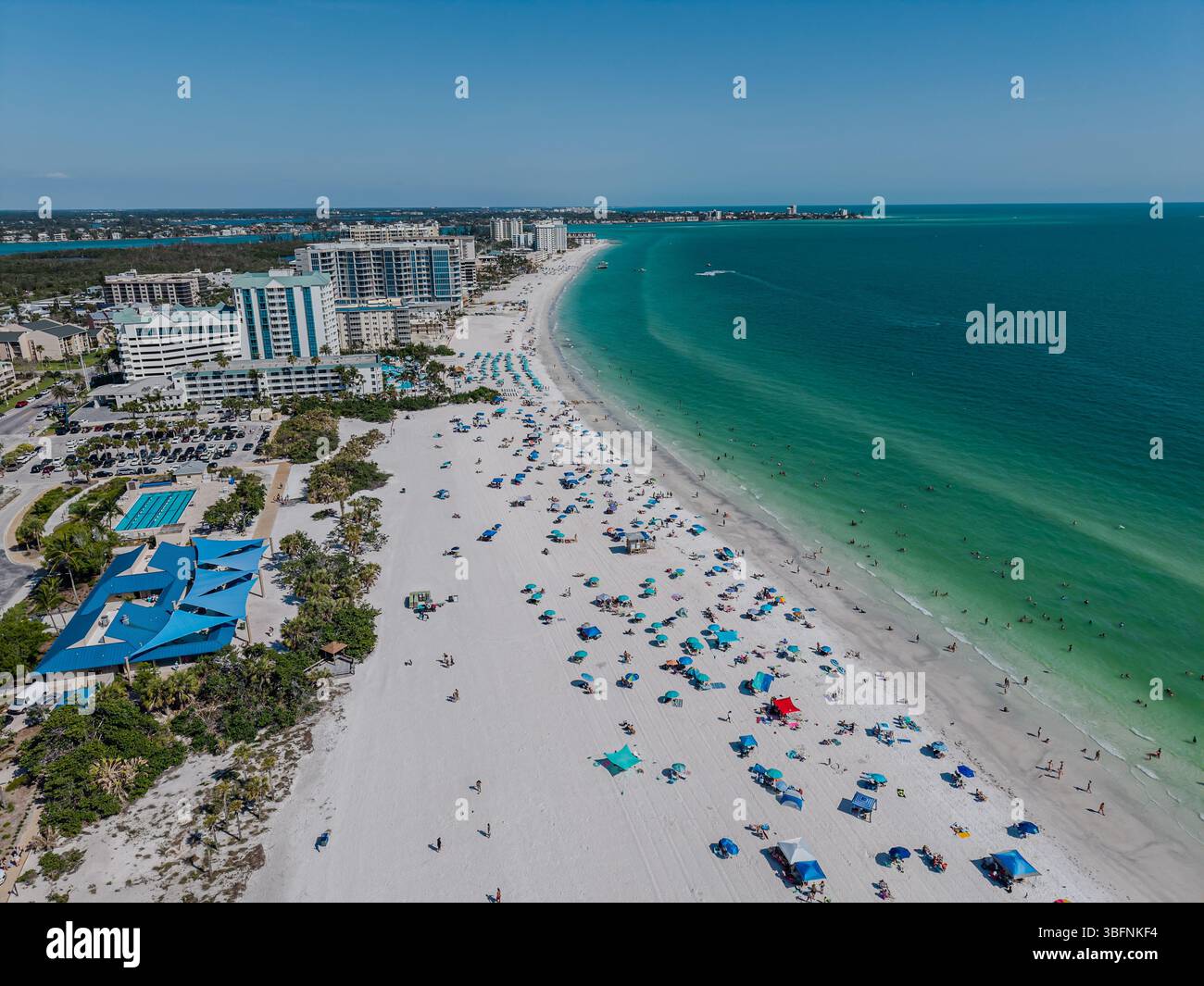 Belle vue aérienne sur Sarasota, la magnifique plage de sable blanc et son emblématique cercle des armands Banque D'Images Belle vue aérienne sur Sarasota, la magnifique plage de sable blanc et son emblématique cercle des armands Banque D'Images