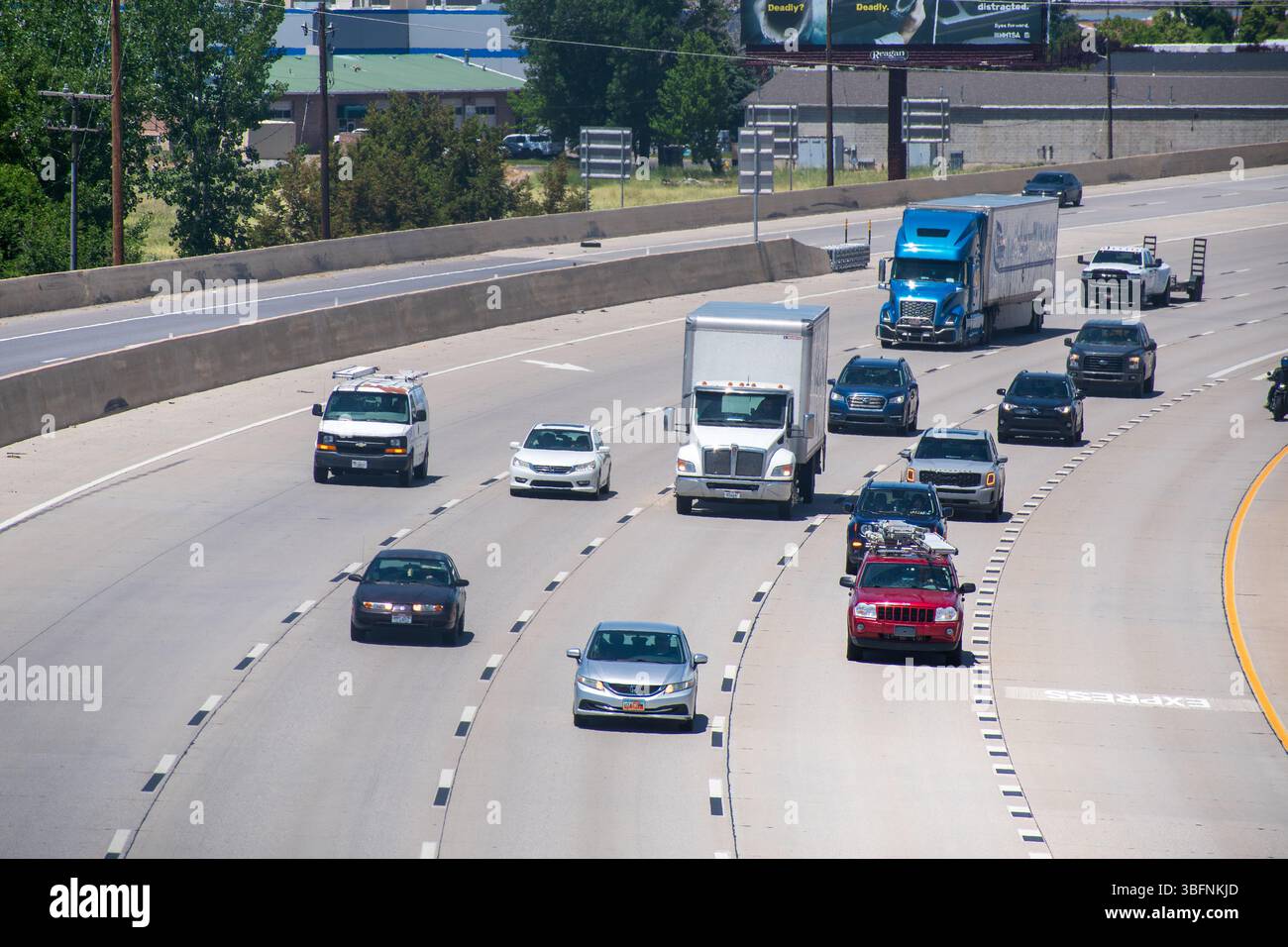 Orem, Utah – 2 juin 2025 : plusieurs véhicules circulent le long de l'Interstate 15 pendant la journée, capturés depuis une perspective élevée montrant la fluidité de la circulation. Banque D'Images