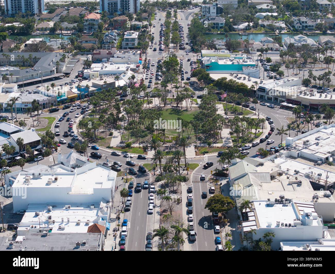 Belle vue aérienne sur Sarasota, la magnifique plage de sable blanc et son emblématique cercle des armands Banque D'Images