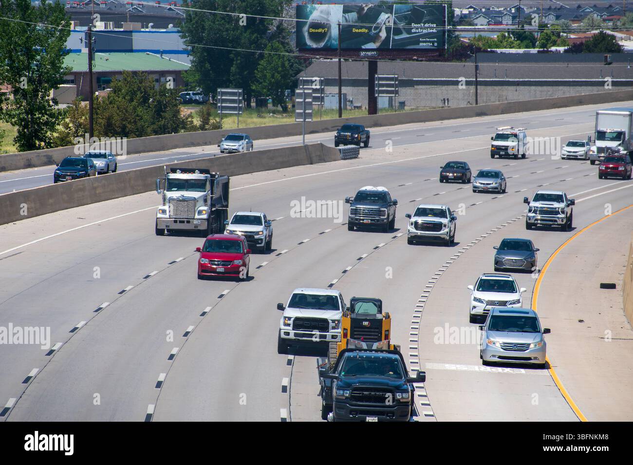 Orem, Utah – 2 juin 2025 : plusieurs véhicules circulent le long de l'Interstate 15 pendant la journée, capturés depuis une perspective élevée montrant la fluidité de la circulation. Banque D'Images