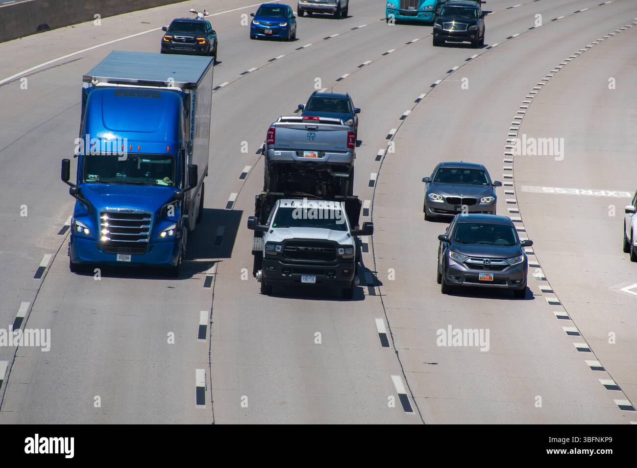 Orem, Utah – 2 juin 2025 : plusieurs véhicules circulent le long de l'Interstate 15 pendant la journée, capturés depuis une perspective élevée montrant la fluidité de la circulation. Banque D'Images