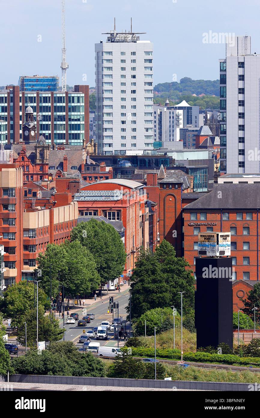 Une vue vers Wellington Street dans le centre-ville de Leeds avec Park Plaza Hotel et l'ancienne tour de l'horloge Yorkshire Post. Banque D'Images