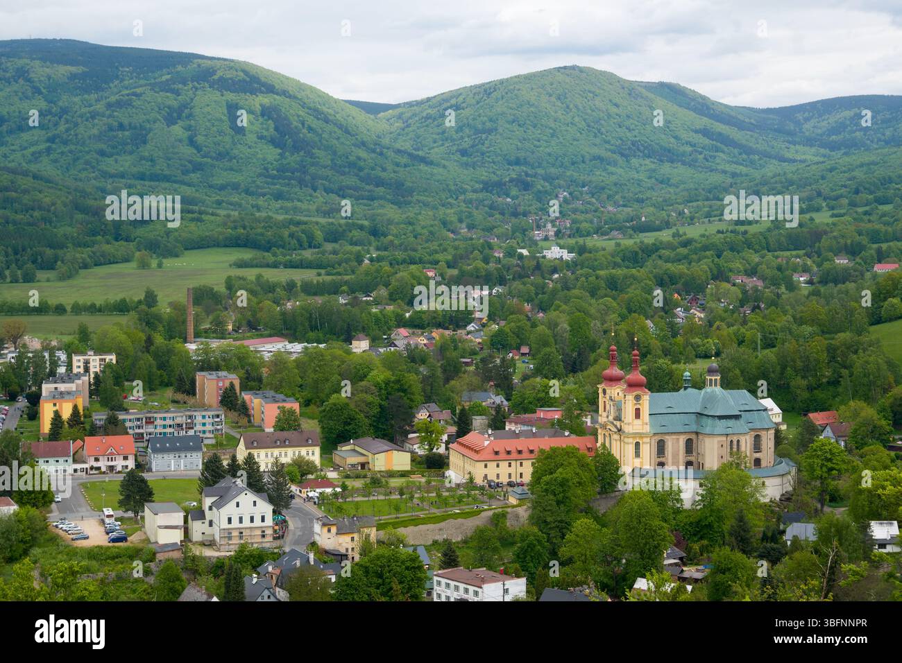 Vue panoramique de la ville de Hejnice et de la basilique de la Visitation depuis le point de vue Poustevnikuv Kamen (Rocher de l'Ermite), République tchèque Banque D'Images
