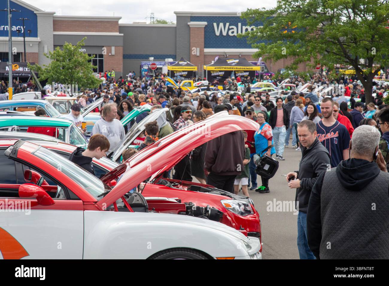 Taylor, Michigan - des milliers de personnes assistent au Hot Wheels Legends Tour dans la banlieue de Detroit. La visite permet aux constructeurs de voitures personnalisées de montrer leur travail. Chaque année Banque D'Images