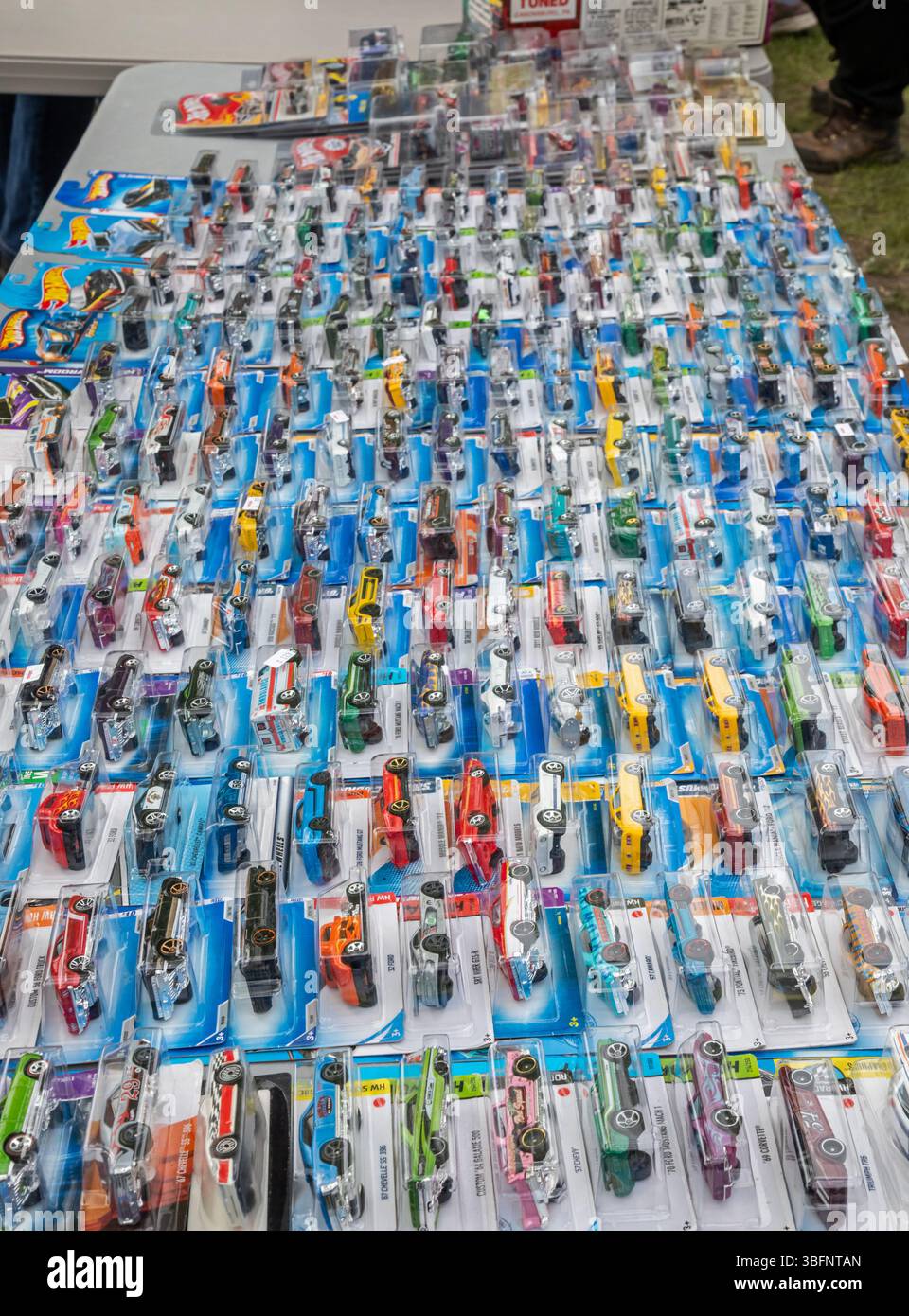 Taylor, Michigan - les voitures de jouets Hot Wheels étaient en vente alors que des milliers de personnes ont bondi le Hot Wheels Legends Tour dans la banlieue de Detroit. La visite permet une voiture personnalisée b Banque D'Images