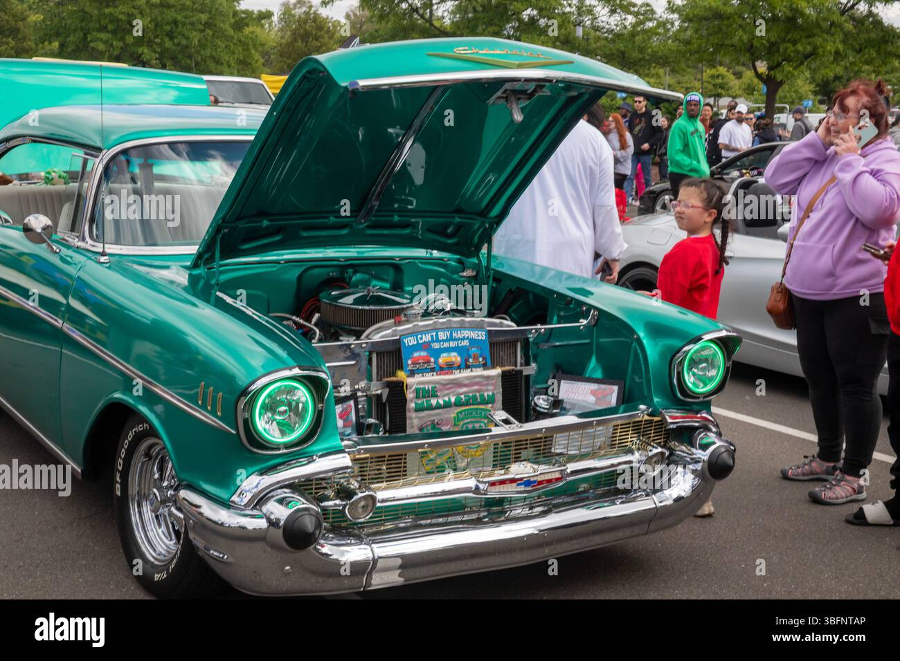 Taylor, Michigan - des milliers de personnes assistent au Hot Wheels Legends Tour dans la banlieue de Detroit. La visite permet aux constructeurs de voitures personnalisées de montrer leur travail. Chaque année Banque D'Images