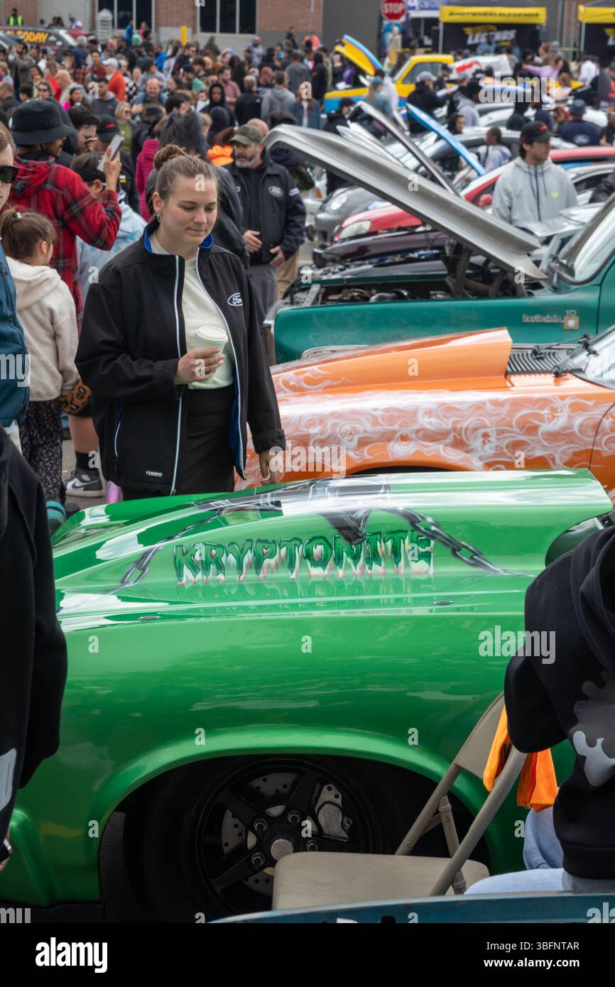 Taylor, Michigan - des milliers de personnes assistent au Hot Wheels Legends Tour dans la banlieue de Detroit. La visite permet aux constructeurs de voitures personnalisées de montrer leur travail. Chaque année Banque D'Images