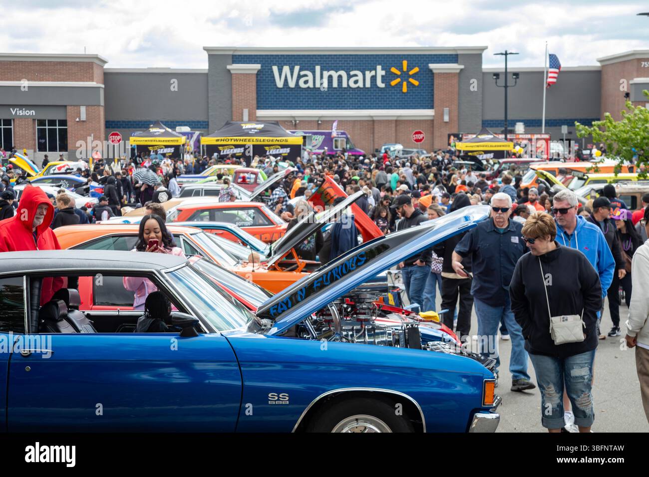 Taylor, Michigan - des milliers de personnes assistent au Hot Wheels Legends Tour dans la banlieue de Detroit. La visite permet aux constructeurs de voitures personnalisées de montrer leur travail. Chaque année Banque D'Images