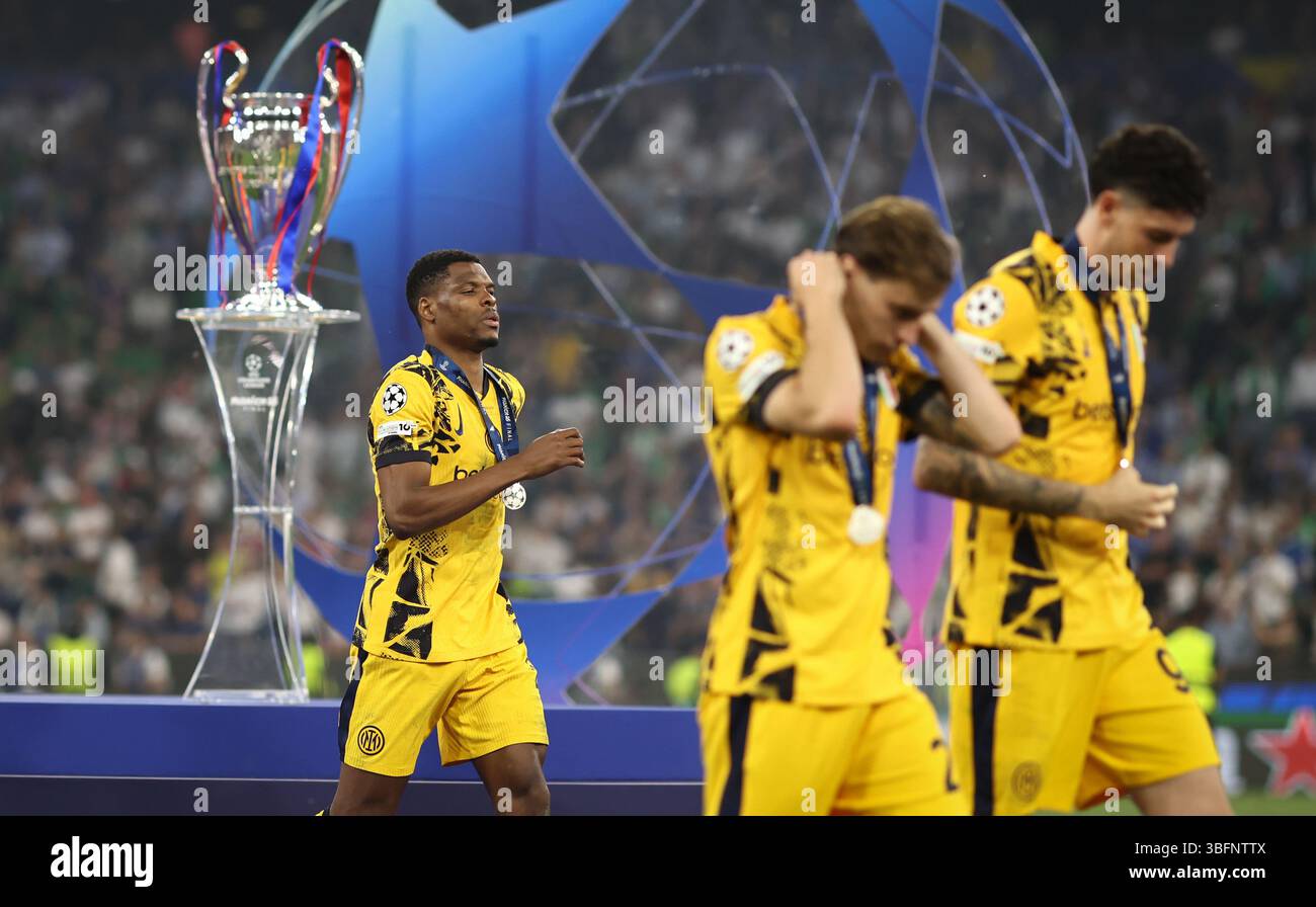 MUNICH, ALLEMAGNE - MAI 31 : Denzel Dumfries du FC Internazionale Milano est déçu après la finale de l'UEFA Champions League 2025 entre le Paris Saint-Germain et le FC Internazionale Milano le 31 mai 2025 à Munich, Allemagne. © diebilderwelt / Alamy Stock Banque D'Images