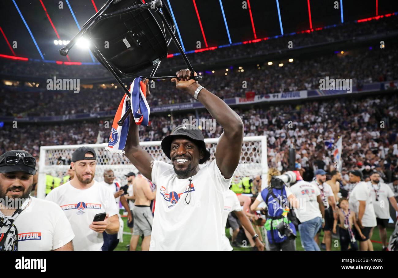 MUNICH, ALLEMAGNE - MAI 31 : les fans de Paris célèbrent la victoire après la finale de l'UEFA Champions League 2025 entre le Paris Saint-Germain et le FC Internazionale Milano le 31 mai 2025 à Munich, Allemagne. © diebilderwelt / Alamy Stock Banque D'Images