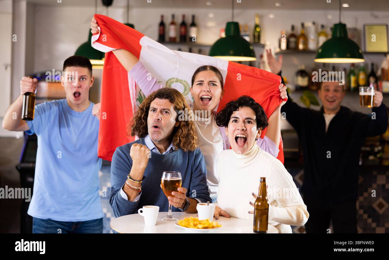 Les fans péruviens enthousiastes crient avec joie au bar à bière. Victoire péruvienne Banque D'Images