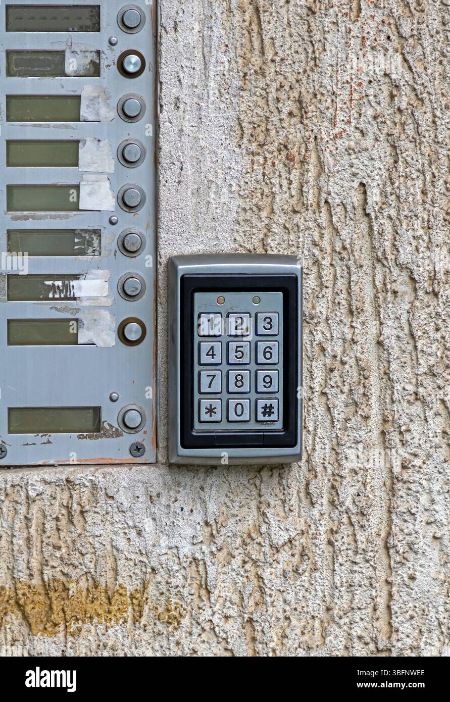 Porte d'entrée qui utilise un code numérique pour la déverrouiller à l'extérieur sur le mur du bâtiment Banque D'Images