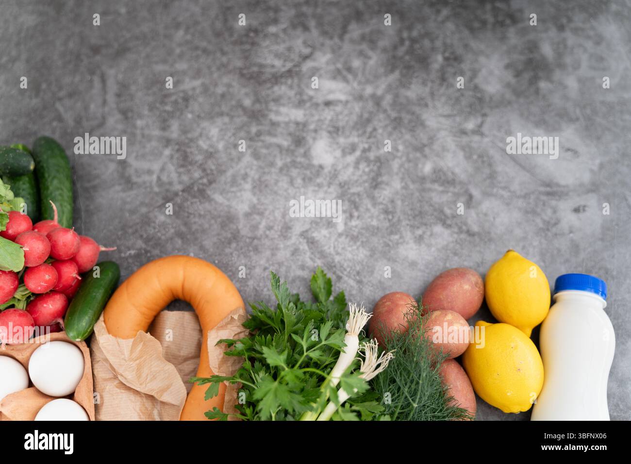 Un mélange vibrant de concombres frais, radis, œufs durs, jambon, crème sure, l'aneth, le persil, incarne magnifiquement l'essence de l'Okroshka Banque D'Images