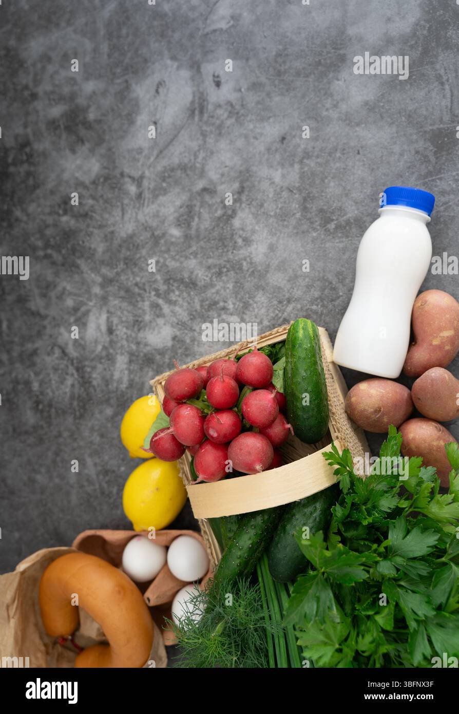 Présentoir gris de radis fraîchement coupés, concombre, pommes de terre et aneth prêt pour okroshka. Banque D'Images