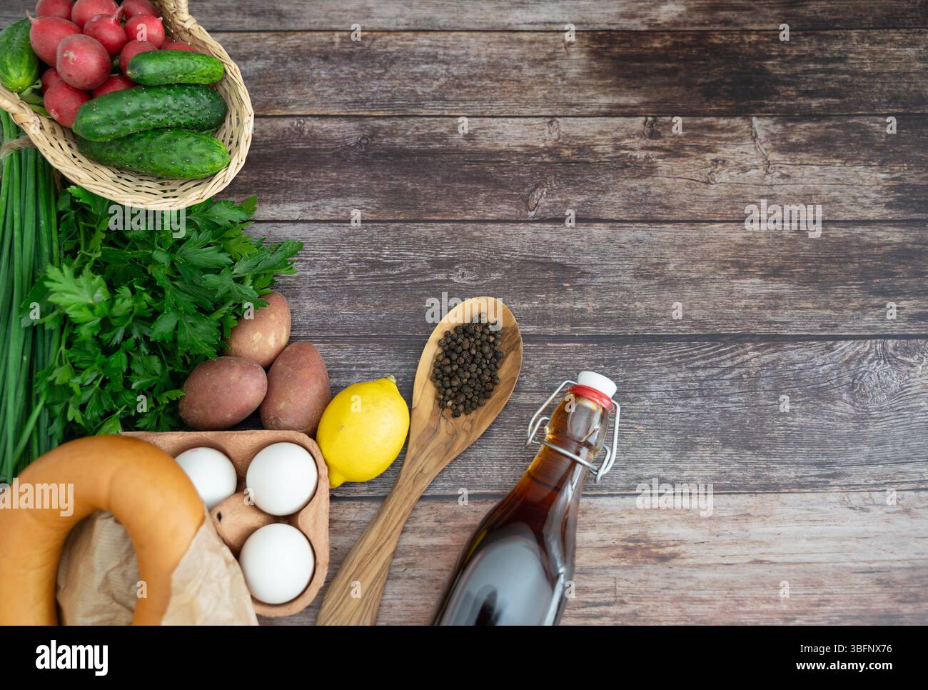 Un mélange vibrant de concombres frais, radis, œufs durs, jambon, kvas, l'aneth, le persil, incarne magnifiquement l'essence de l'Okroshka Banque D'Images