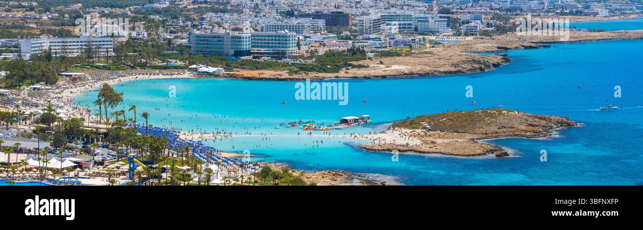 Vue aérienne de la plage de Nissi et ses environs à Ayia Napa, Chypre Banque D'Images
