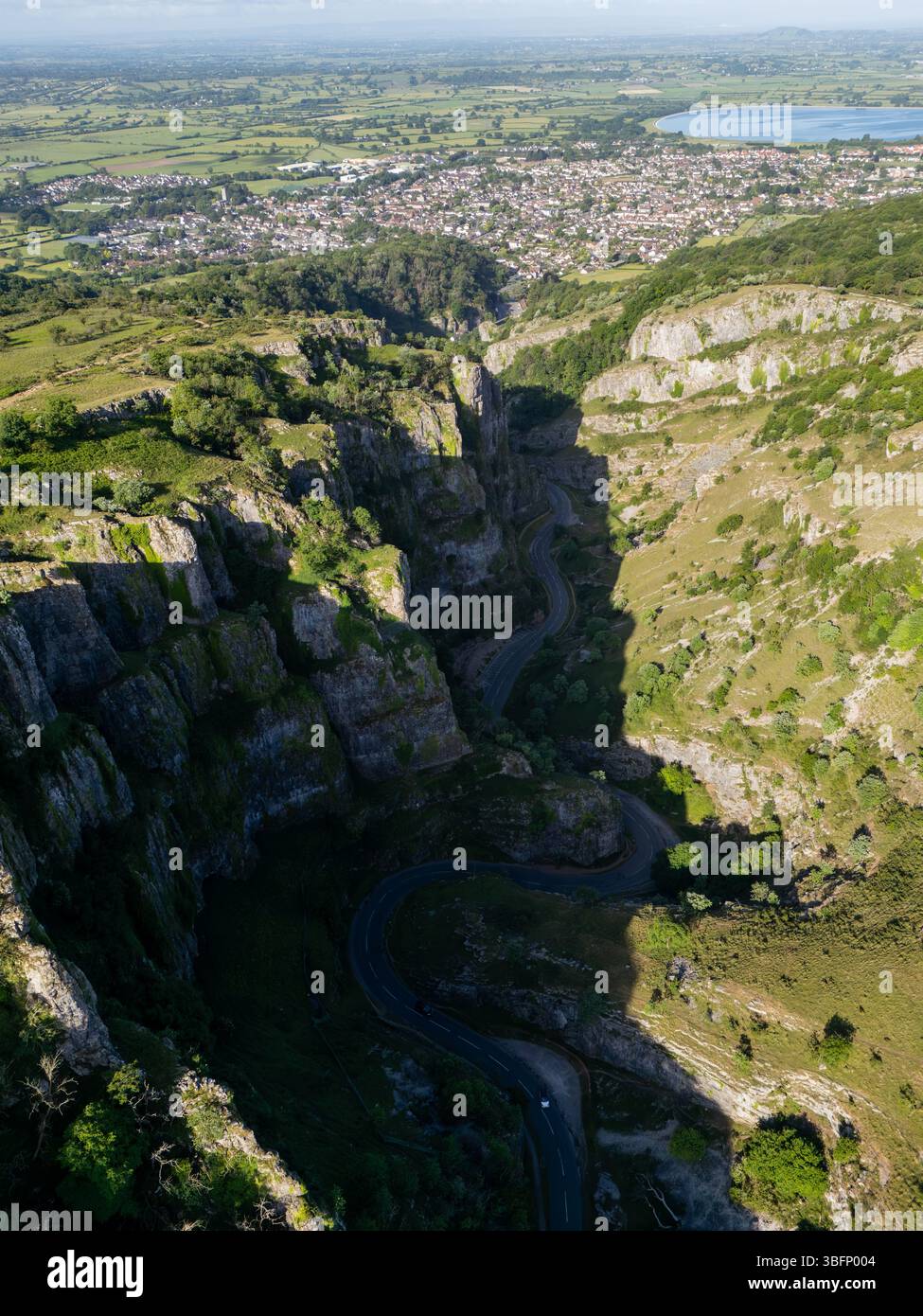 Vue aérienne de la pittoresque gorge de Cheddar, une gorge calcaire dans les collines de Mendip, près du village de Cheddar, Somerset, Angleterre, avec un roo sinueux Banque D'Images