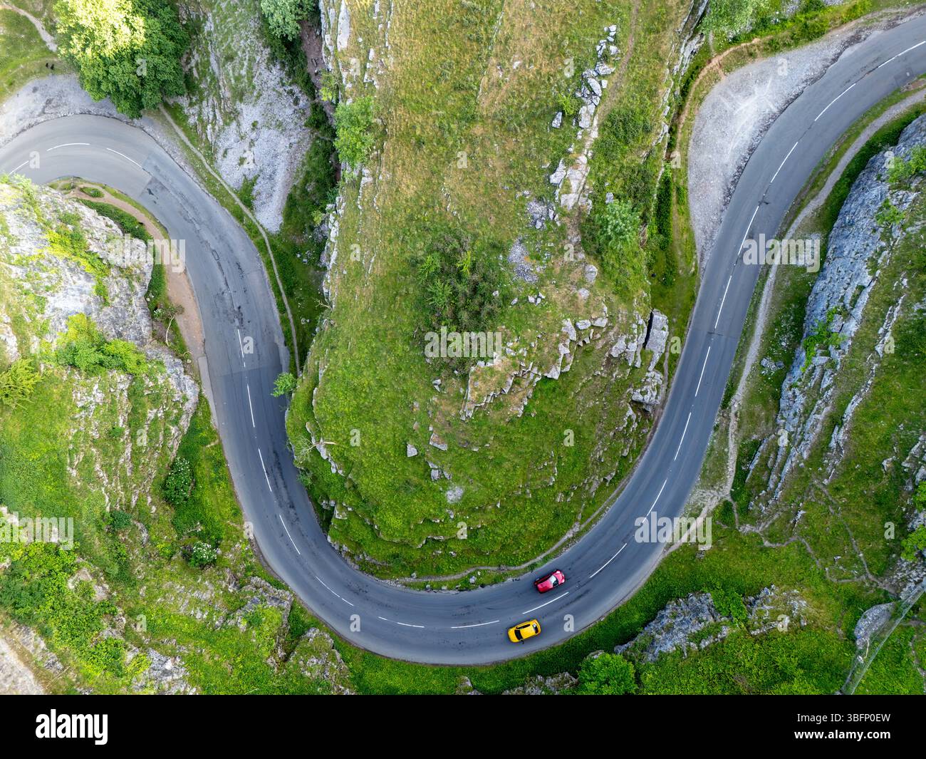Vue aérienne de voitures circulant sur une route sinueuse à travers Cheddar gorge, une gorge calcaire dans les collines de Mendip, près du village de Cheddar, Somerset, Angl Banque D'Images