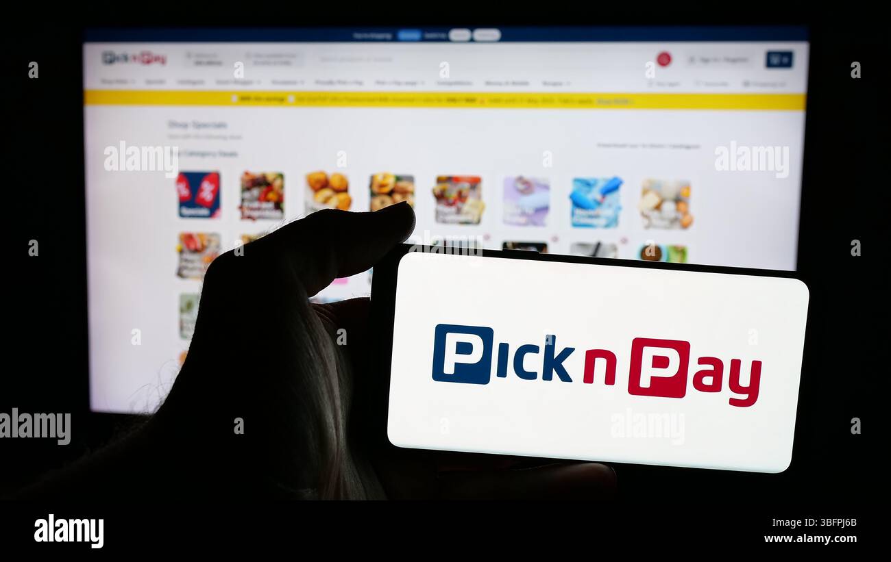 Allemagne. 14 mai 2025. Dans cette illustration photo, une personne tient un téléphone portable avec le logo de la société de vente au détail d'épicerie Pick n Pay Group Ltd sur l'écran devant la page Web. (Photo timon Schneider/SOPA images/SIPA USA) *** strictement à des fins éditoriales *** crédit : SIPA USA/Alamy Live News Banque D'Images