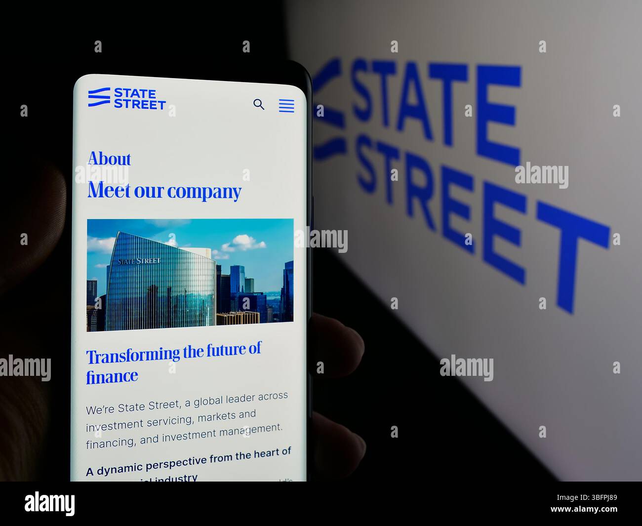 Stuttgart, Allemagne - 01-23-2025 : personne tenant le téléphone portable avec la page web de la société financière américaine State Street Corporation sur l'écran avec le logo. Banque D'Images Stuttgart, Allemagne - 01-23-2025 : personne tenant le téléphone portable avec la page web de la société financière américaine State Street Corporation sur l'écran avec le logo. Banque D'Images