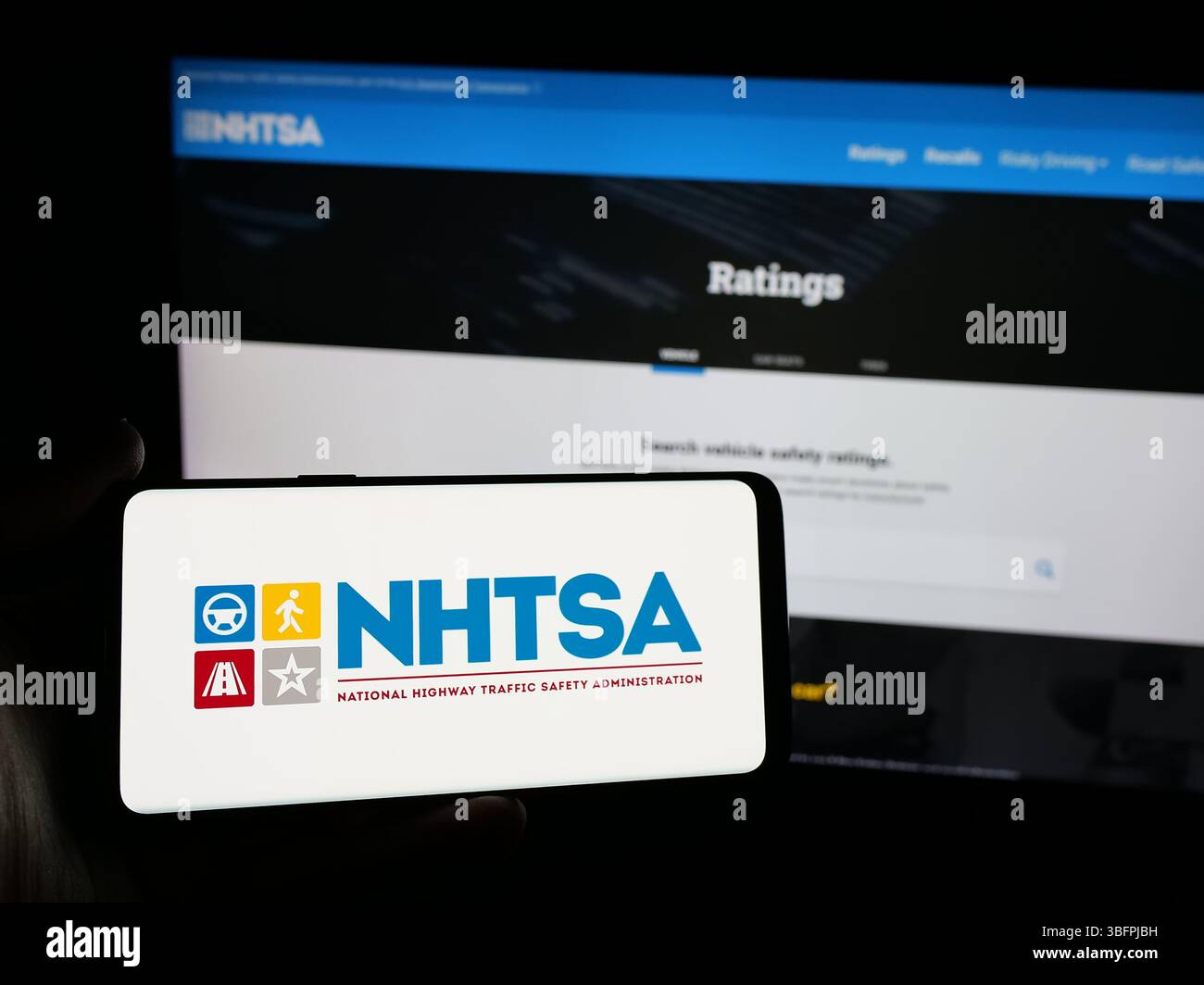 Stuttgart, Allemagne - 01-23-2025 : personne tenant un smartphone avec le logo de la National Highway Traffic Safety Administration (NHTSA) sur l'écran Banque D'Images