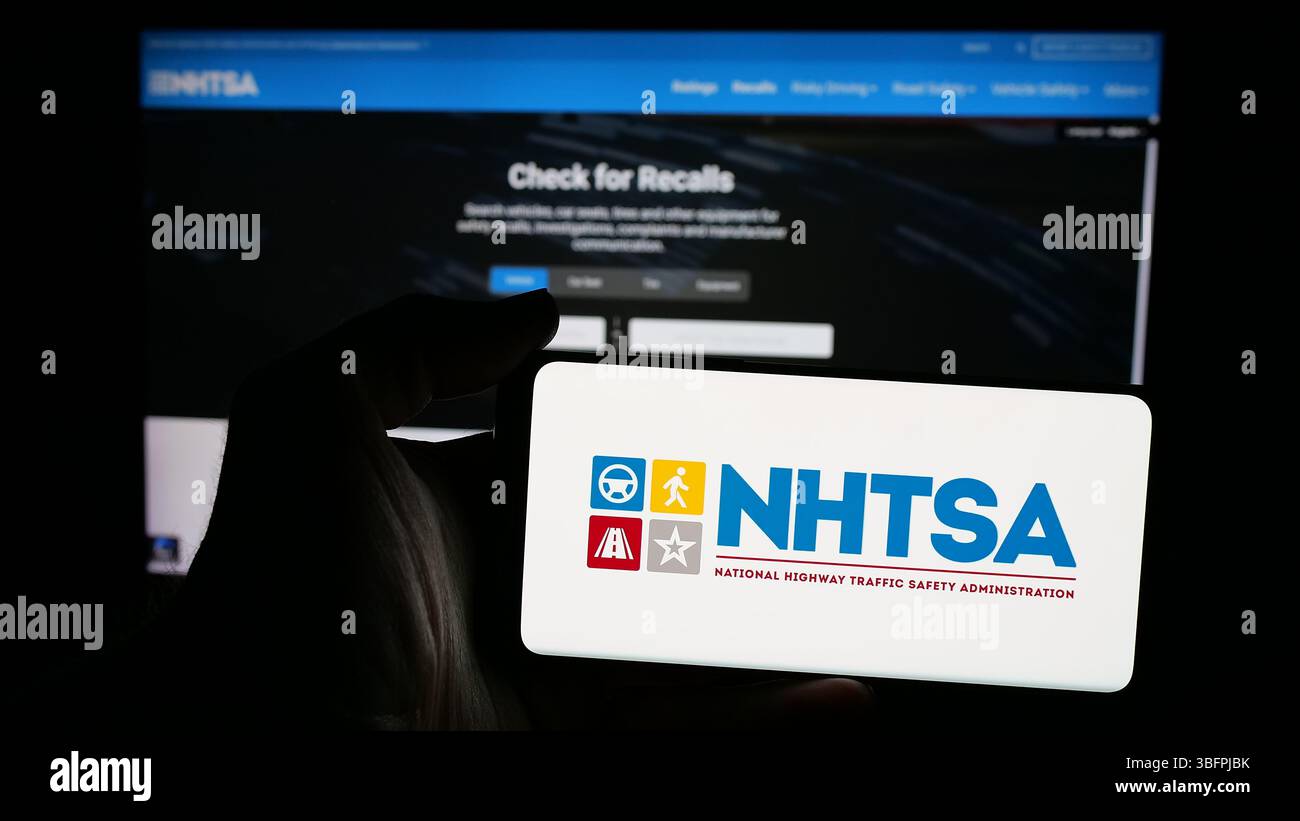 Stuttgart, Allemagne - 01-23-2025 : personne tenant un téléphone portable avec le logo de la National Highway Traffic Safety Administration (NHTSA) sur l'écran Banque D'Images