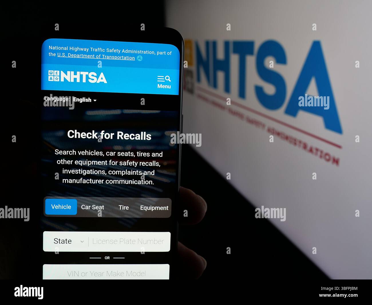Stuttgart, Allemagne - 01-23-2025 : personne tenant un téléphone portable avec le logo de la National Highway Traffic Safety Administration (NHTSA) sur l'écran avec le logo. Banque D'Images