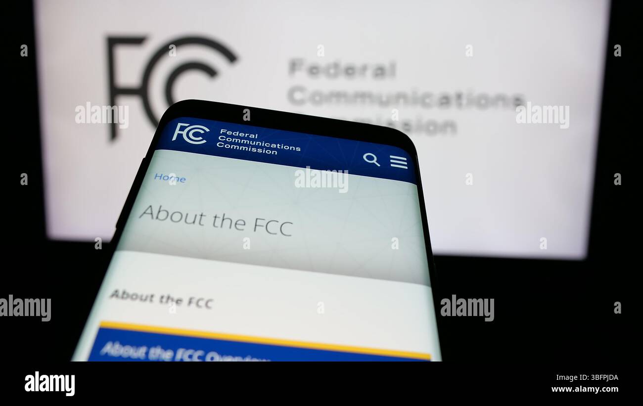 Stuttgart, Allemagne - 01-23-2025 : téléphone portable avec le site Web de l'agence américaine Federal Communications Commission (FCC) sur l'écran devant le logo. Banque D'Images