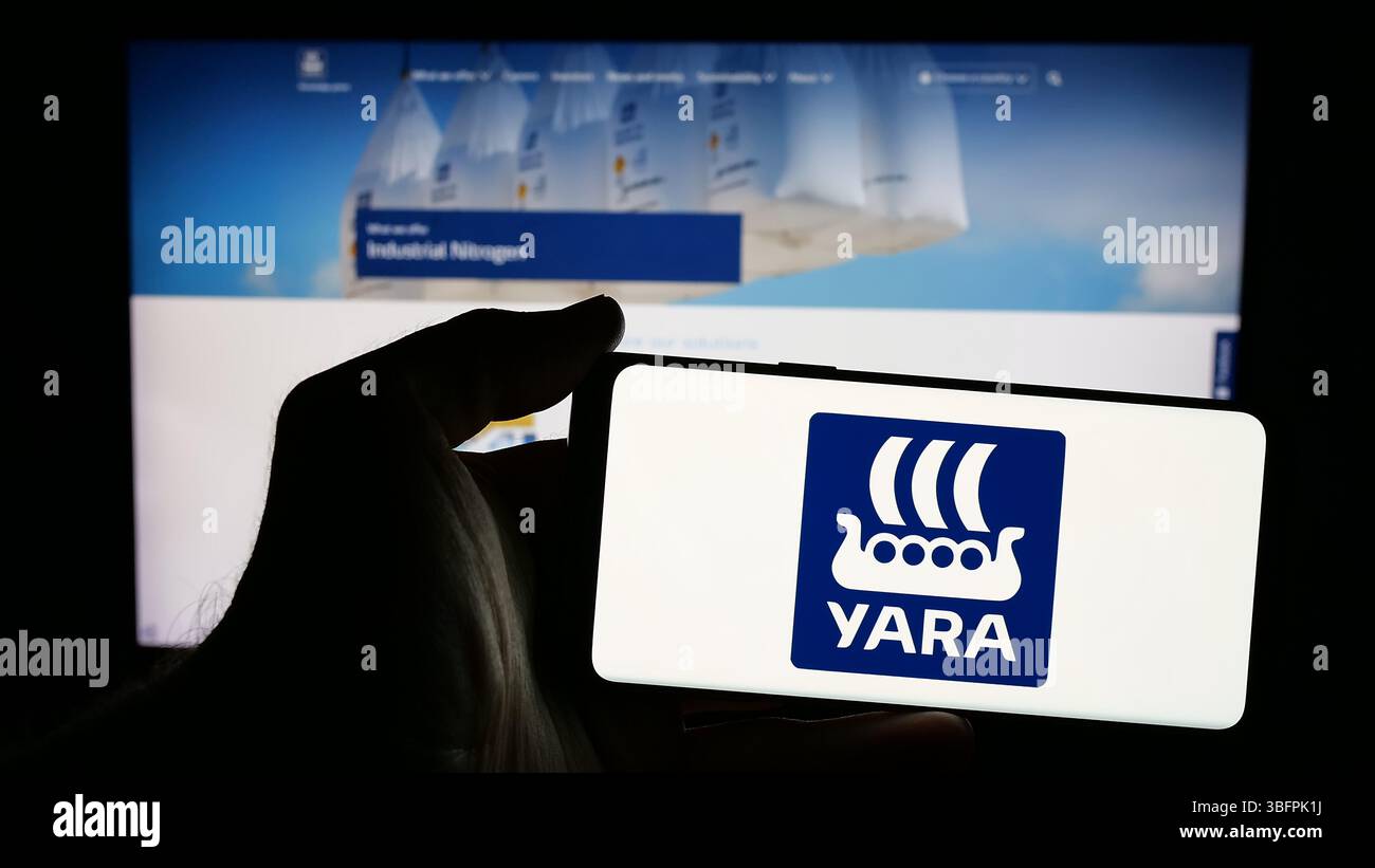 Stuttgart, Allemagne - 01-23-2025 : personne tenant un smartphone avec le logo de la société chimique norvégienne Yara International ASA sur l'écran Banque D'Images