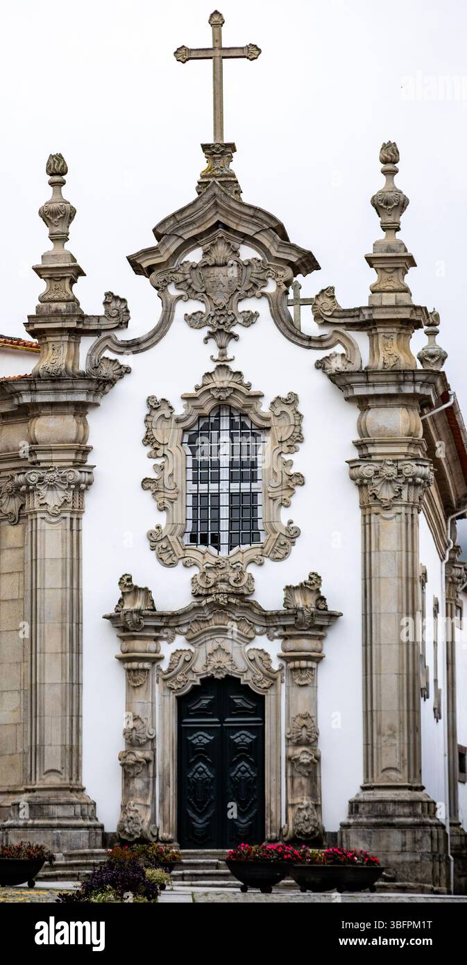 La façade de la chapelle des Malheiras, également connue sous le nom de chapelle Saint François de Paola, est un exemple célèbre de l'architecture rococo baroque portugaise Banque D'Images
