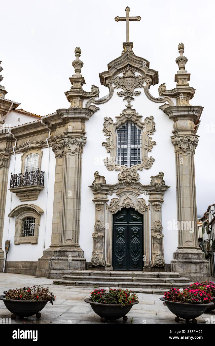 La façade de la chapelle des Malheiras, également connue sous le nom de chapelle Saint François de Paola, est un exemple célèbre de l'architecture rococo baroque portugaise Banque D'Images