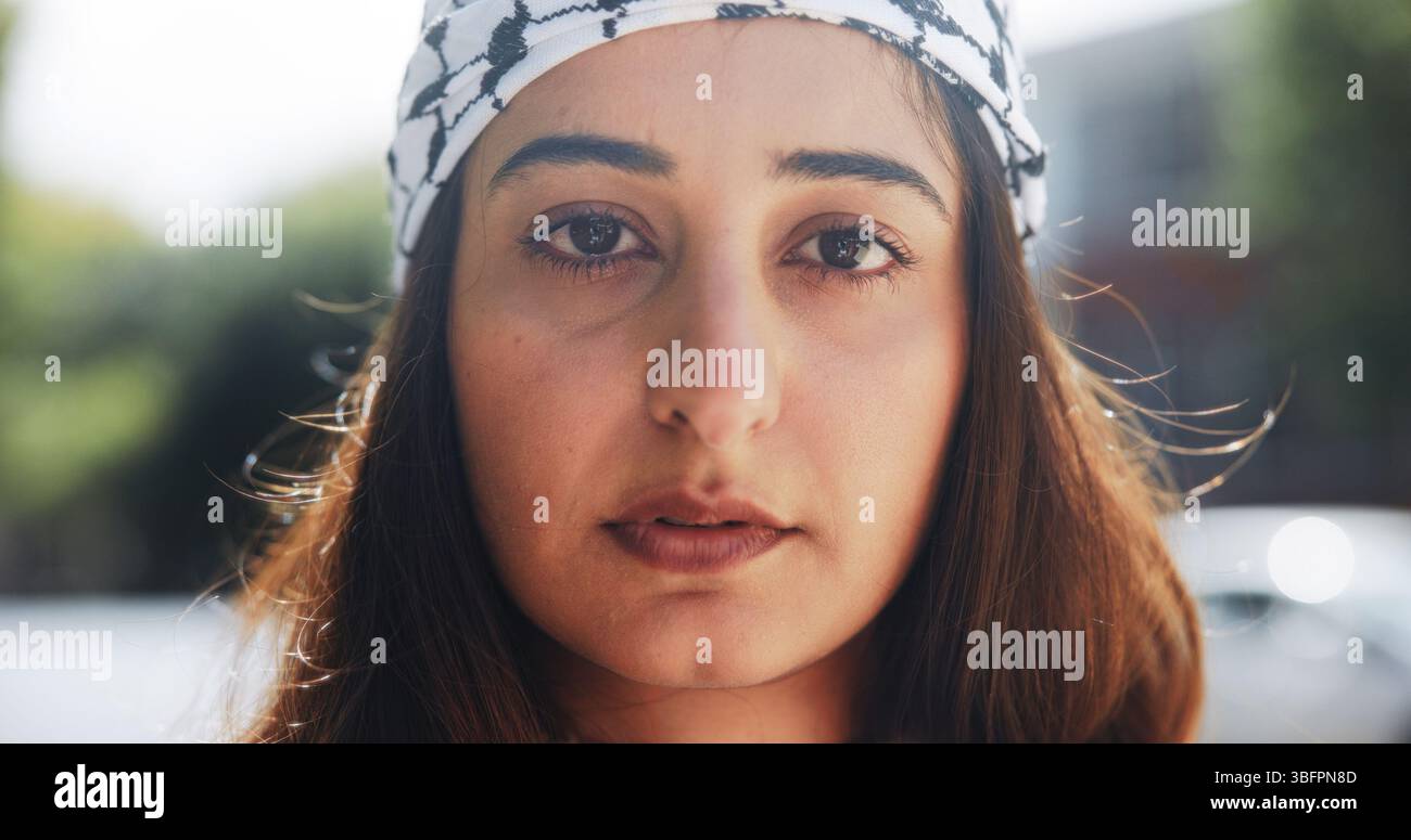 Portrait, femme et plein air avec écharpe keffiyeh pour la culture islamique, Eid Moubarak et traditionnel. Personne, tissu et solidarité pour la Palestine Banque D'Images