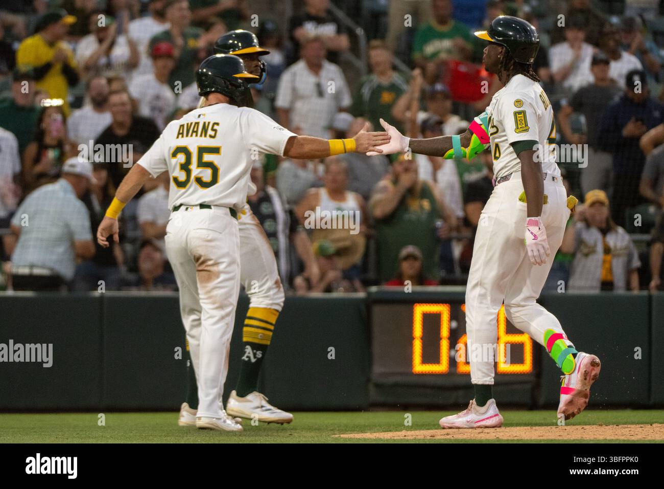 West Sacramento, CA, États-Unis. 2 juin 2025. Lawrence Butler (4) célèbre le home run de 3 points avec Drew Avans (35) et Denzel Clarke (1) en quatrième manche lors d'un match au Sutter Health Park le lundi 2 juin 2025, à West Sacramento. (Crédit image : © Paul Kitagaki Jr./ZUMA Press Wire) USAGE ÉDITORIAL SEULEMENT ! Non destiné à UN USAGE commercial ! Crédit : ZUMA Press, Inc/Alamy Live News Banque D'Images