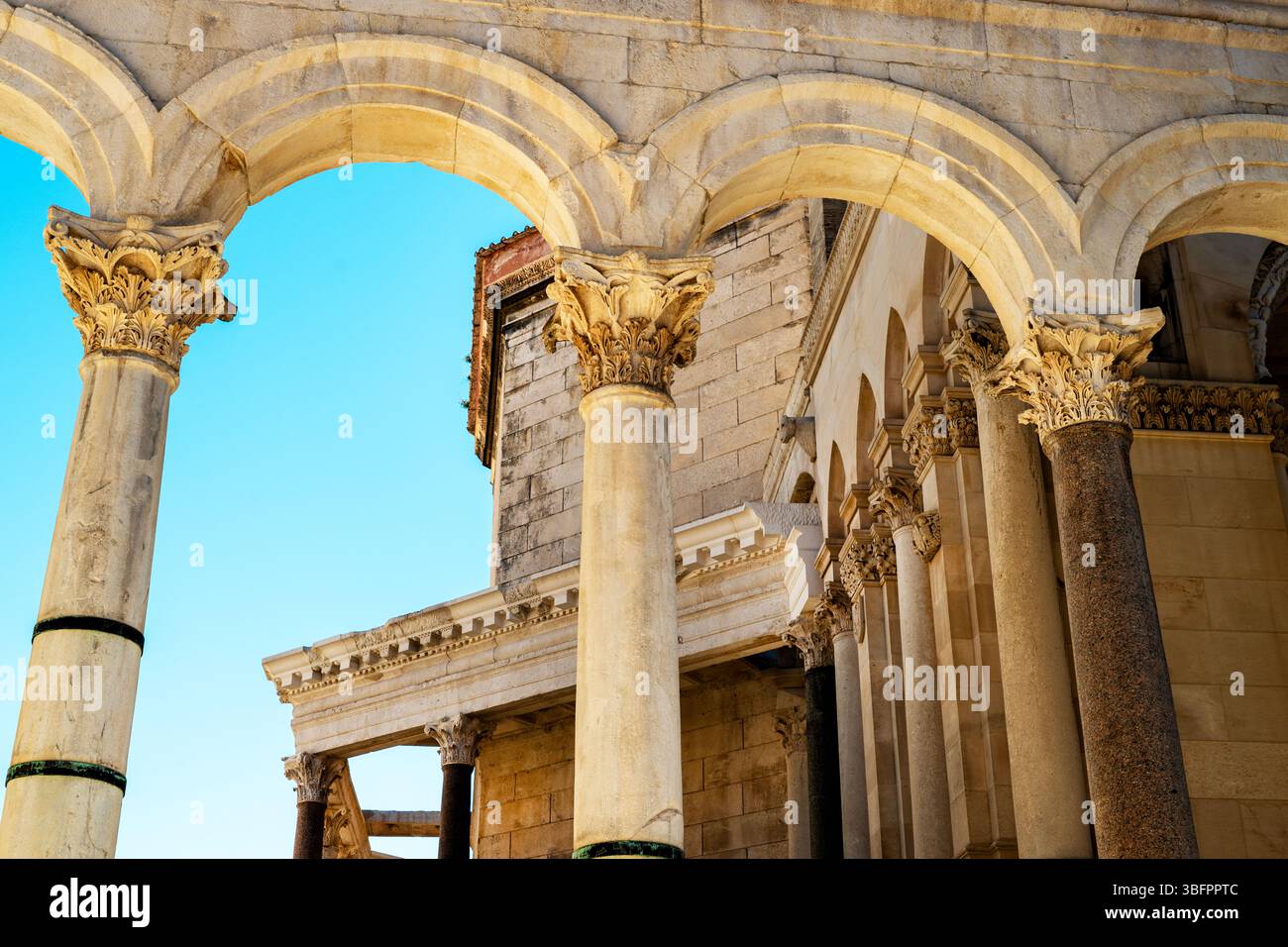 Arcs romains et capitales corinthiennes au palais de Dioclétien à Split, Croatie. Banque D'Images
