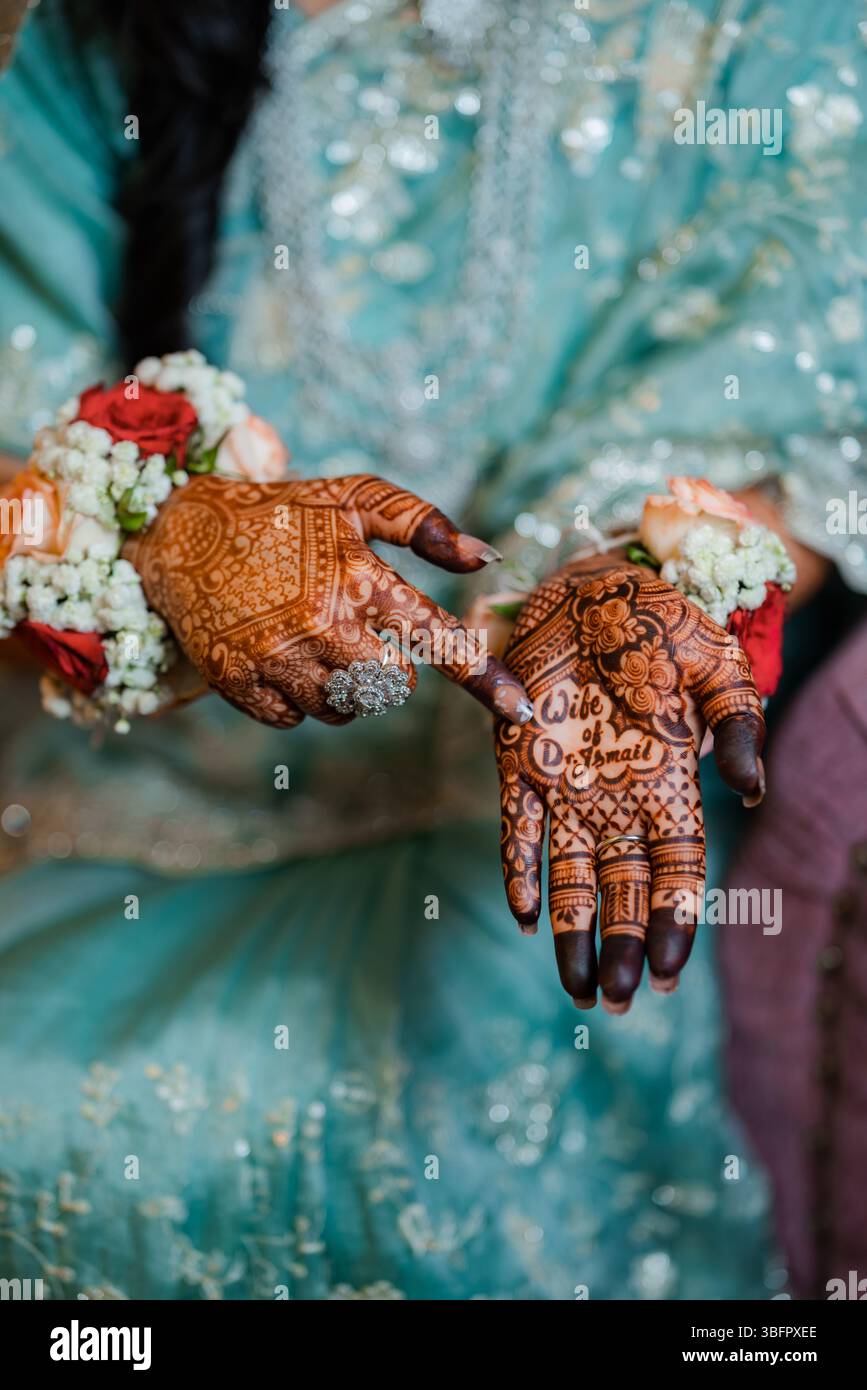 Gros plan de henné sur les mains de la femme indienne. Fête indienne Mehendi. Application de henné et rituels. Mains de femme avec la conception de mariage de henné Banque D'Images
