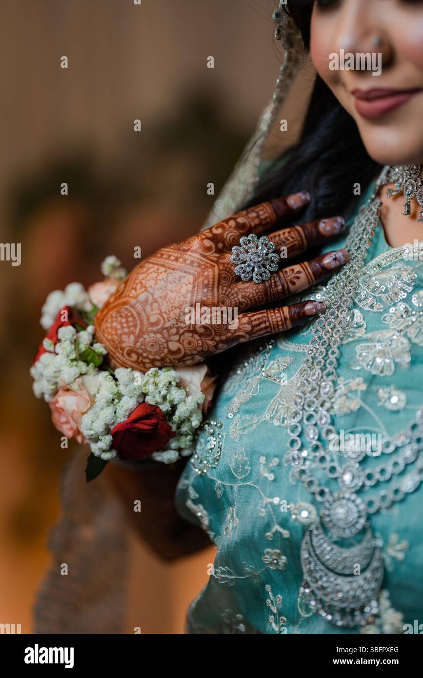 Gros plan de henné sur les mains de la femme indienne. Fête indienne Mehendi. Application de henné et rituels. Mains de femme avec la conception de mariage de henné Banque D'Images