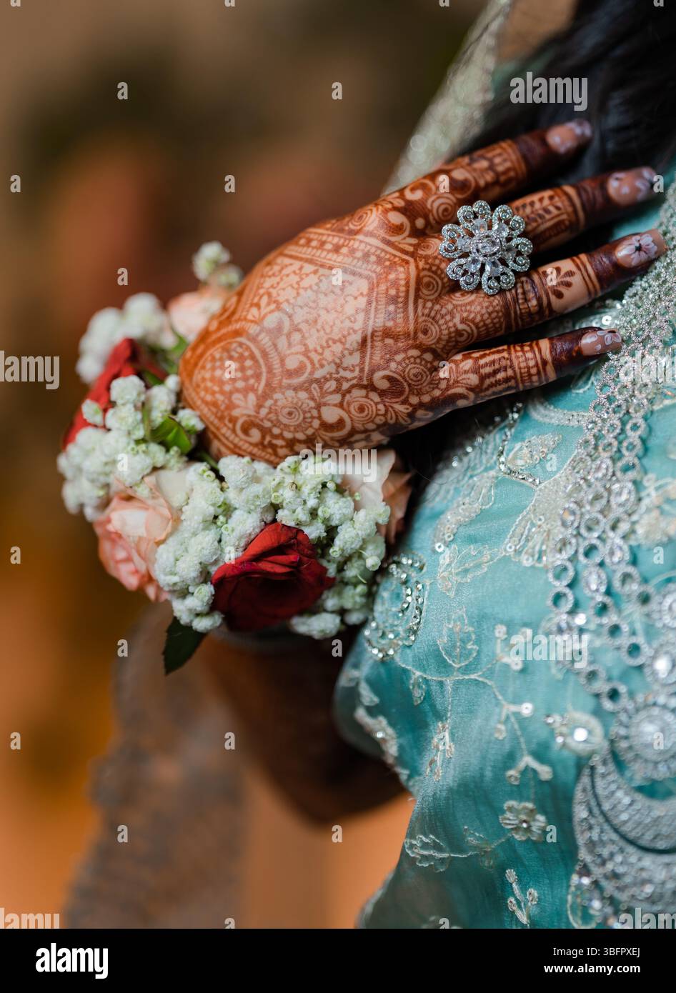 Gros plan de henné sur les mains de la femme indienne. Fête indienne Mehendi. Application de henné et rituels. Mains de femme avec la conception de mariage de henné Banque D'Images