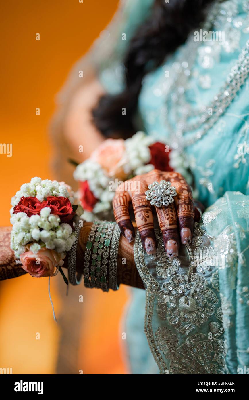 Gros plan de henné sur les mains de la femme indienne. Fête indienne Mehendi. Application de henné et rituels. Mains de femme avec la conception de mariage de henné Banque D'Images