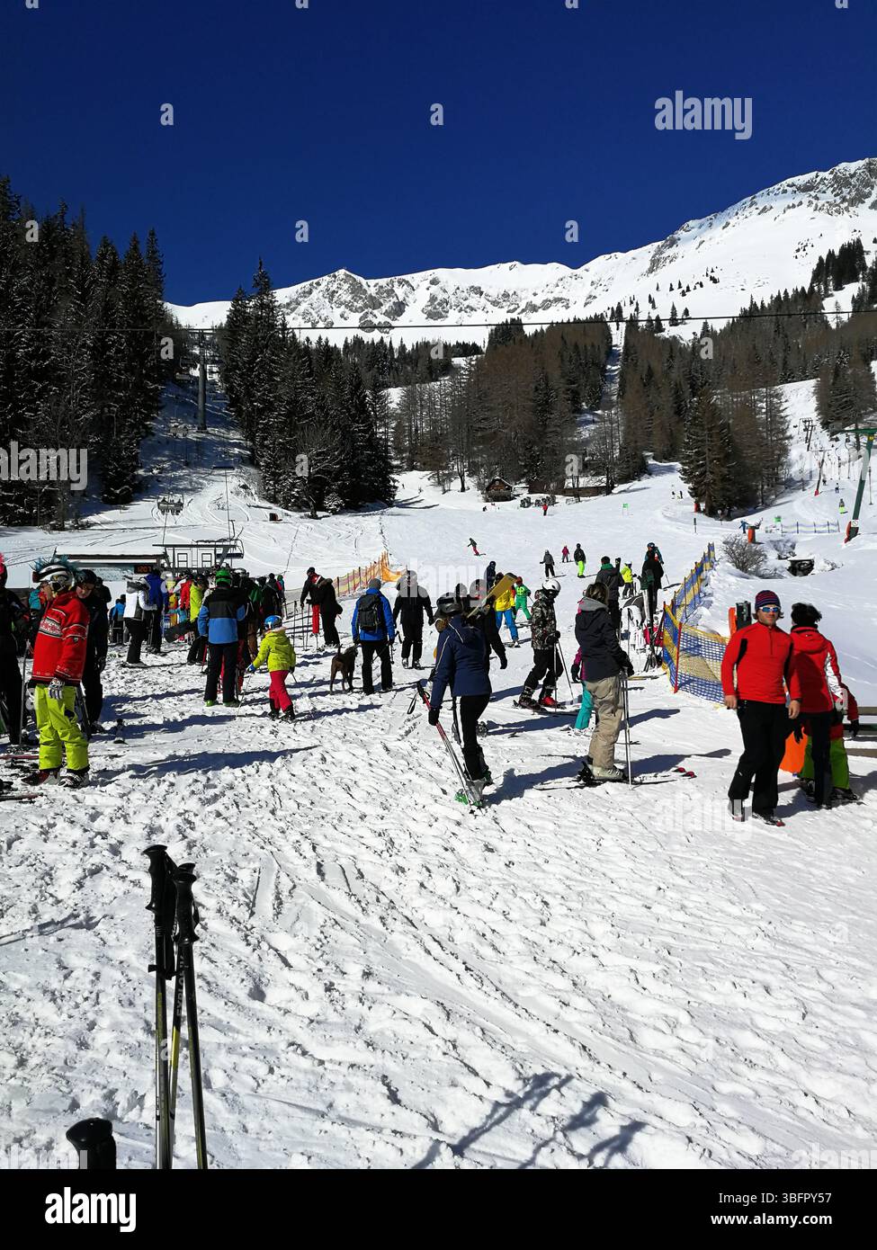Scène de station de ski avec visiteurs actifs et paysage enneigé . Semmering, Autriche Banque D'Images