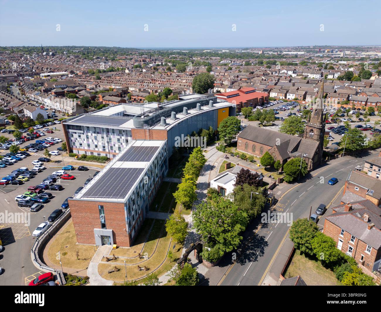 Vue aérienne du NHS Health Centre de St Catherine, Birkenhead, Wirral, Merseyside, Angleterre Banque D'Images