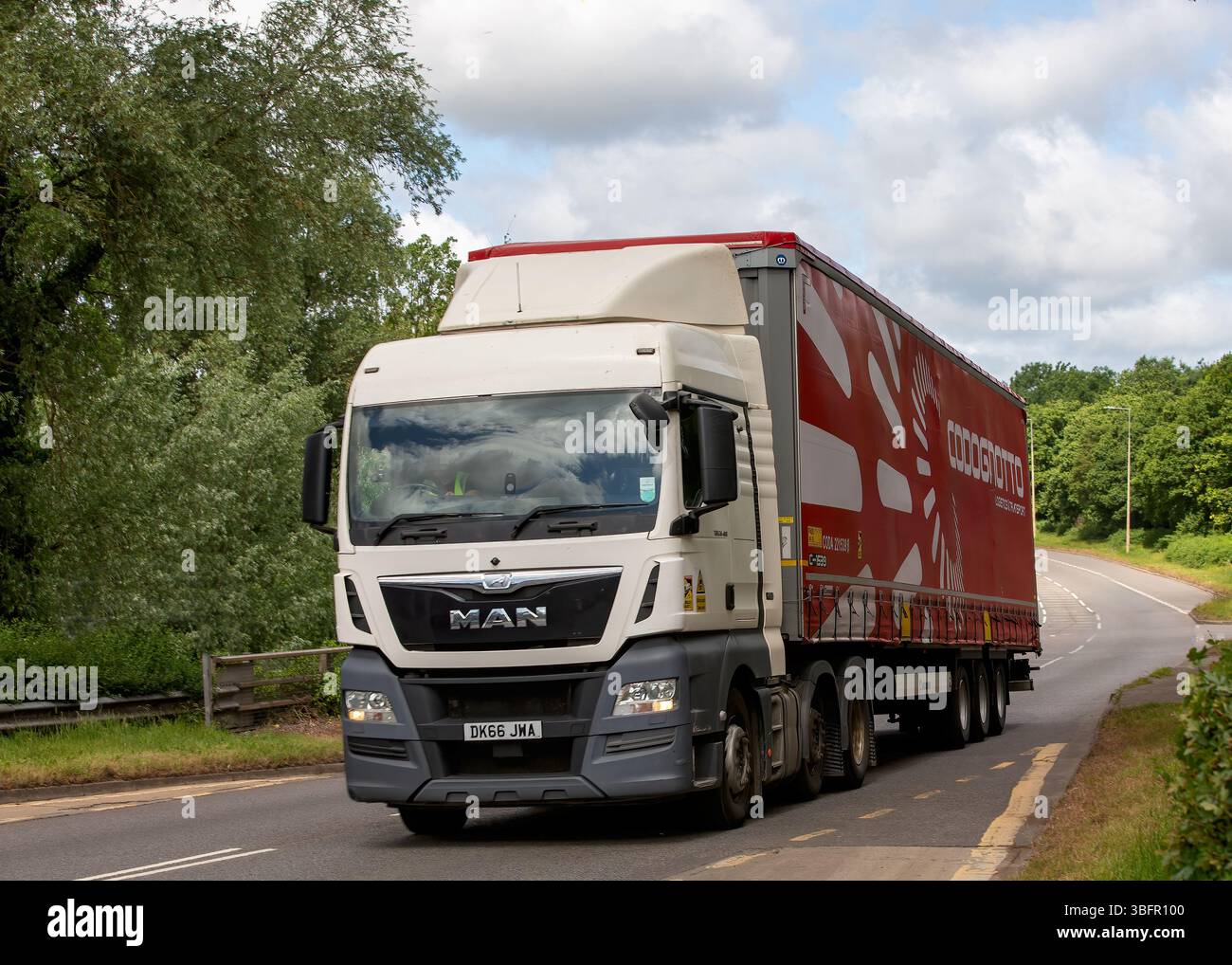 Milton Keynes,Bucks,UK - 28 mai 2025 : 2016 MAN TGX camion voyageant sur une route britannique Banque D'Images